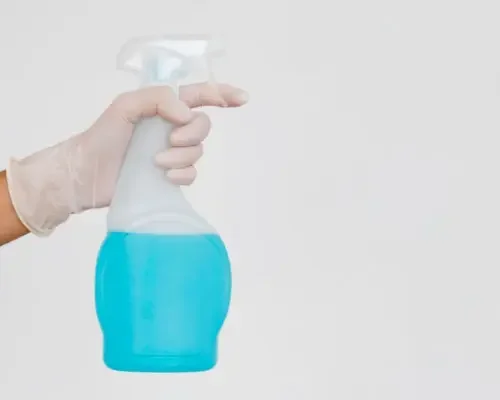 Applying a cleaner on a bathtub