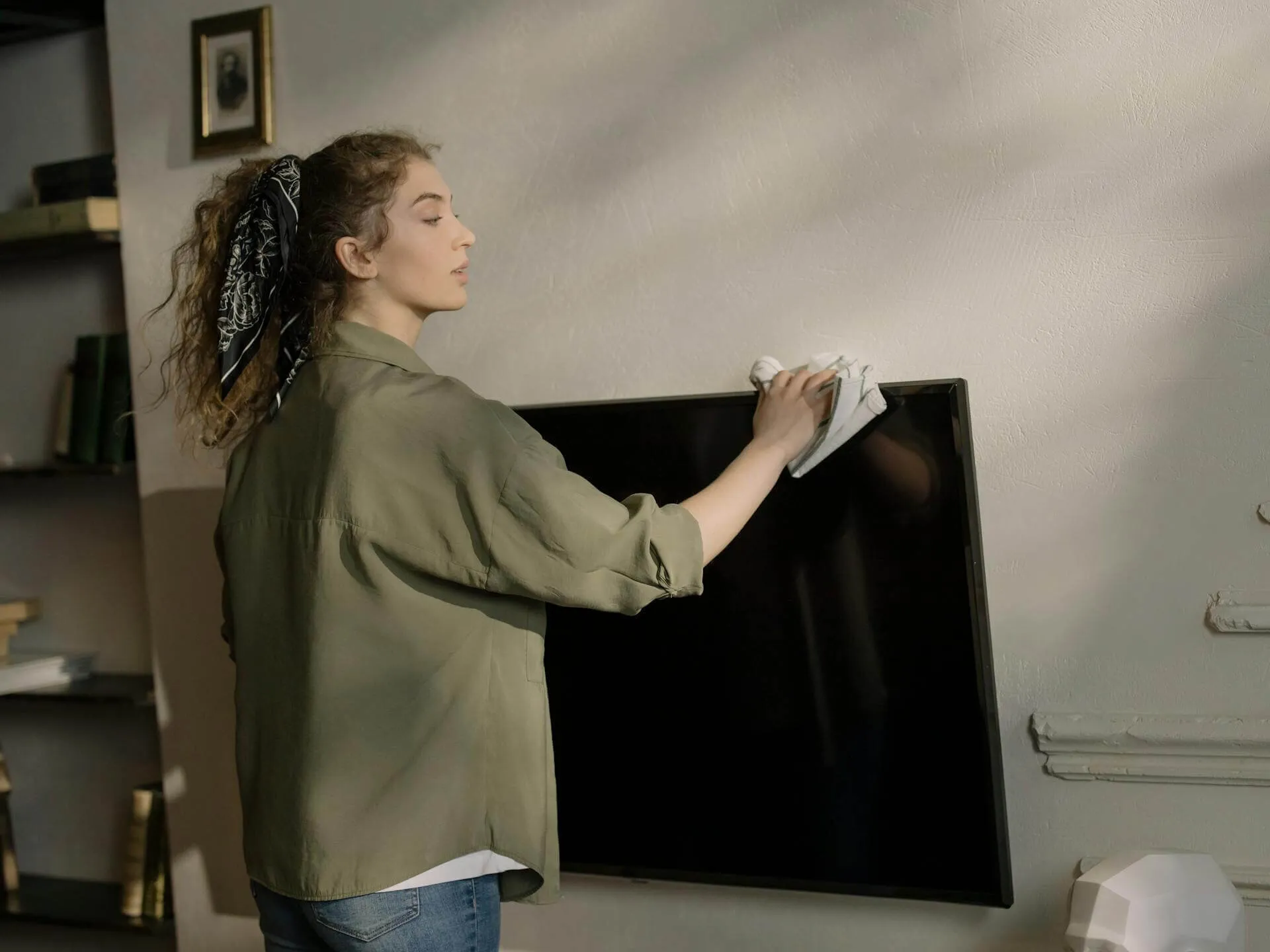 Step-by-Step Guide to Cleaning the TV Screen
