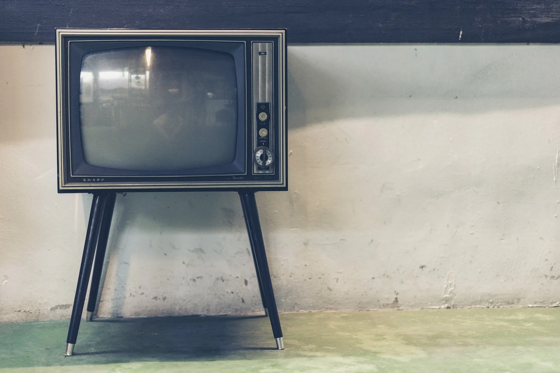 A Guide on Cleaning the Television Screen