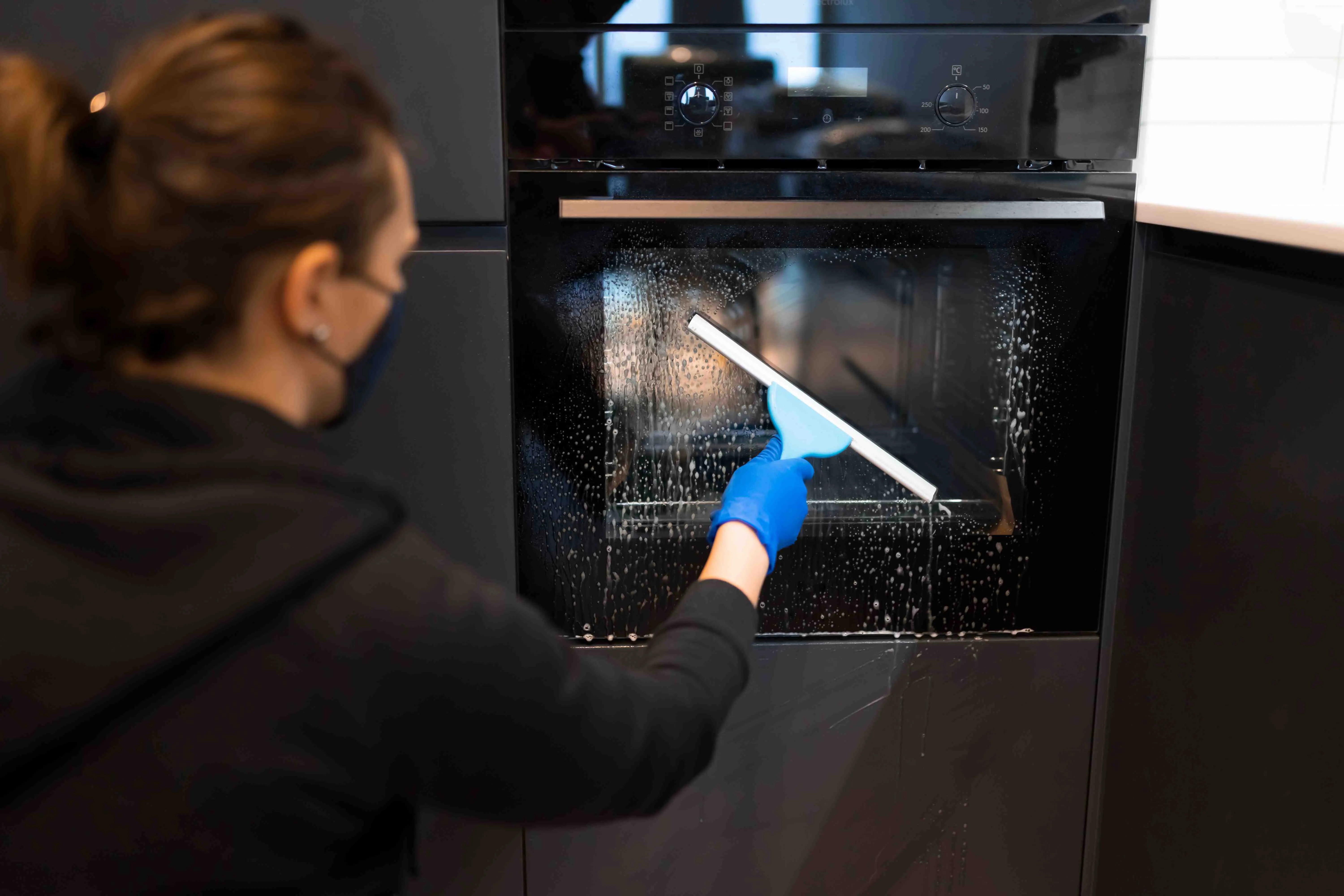 How to Clean an Oven: A Complete Guide to a Sparkling Clean Oven